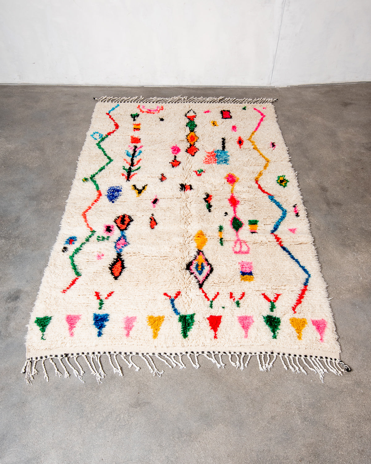 Modern designer handcrafted Berber rug from Morocco. Azilal rug with beautiful colors and patterns. Made of sheep’s wool and colourful cotton.